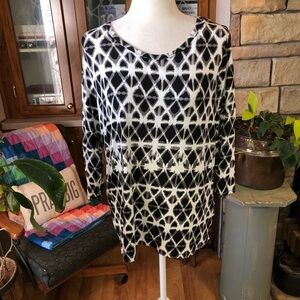 SUNDAY SIZE LARGE BLACK AND WHITE 3/4 SLEEVE ABSTRACT PATTERN